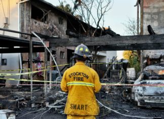 Incendio de Cinco Alarmas Deja a Ocho Familias Sin Hogar en Stockton