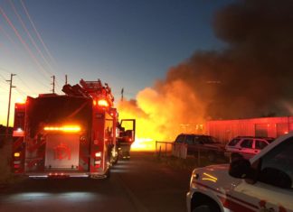 Dos Casas Mobiles se Queman Después de un Incendio el la Madrugada