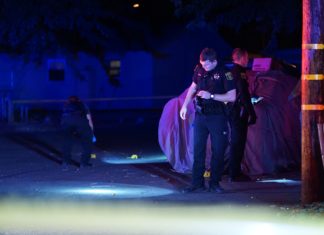 Disparos en un Parque de Casas Móviles Dejan a Una Mujer Herida